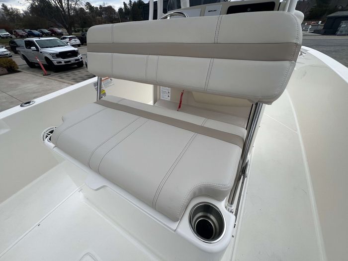 2025 Boston Whaler 220 Dauntless Photo 12 of 19