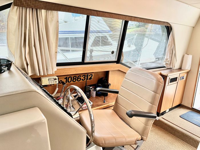1999 Bayliner 3388 Motor Yacht Photo 19 of 45