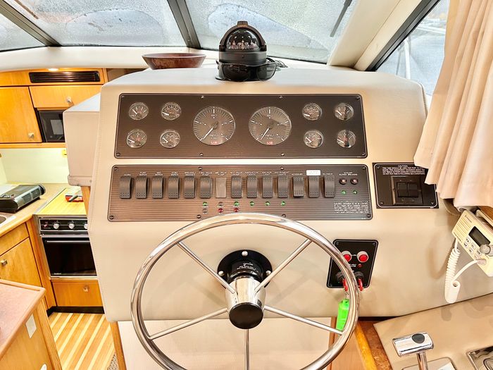 1999 Bayliner 3388 Motor Yacht Photo 20 of 45