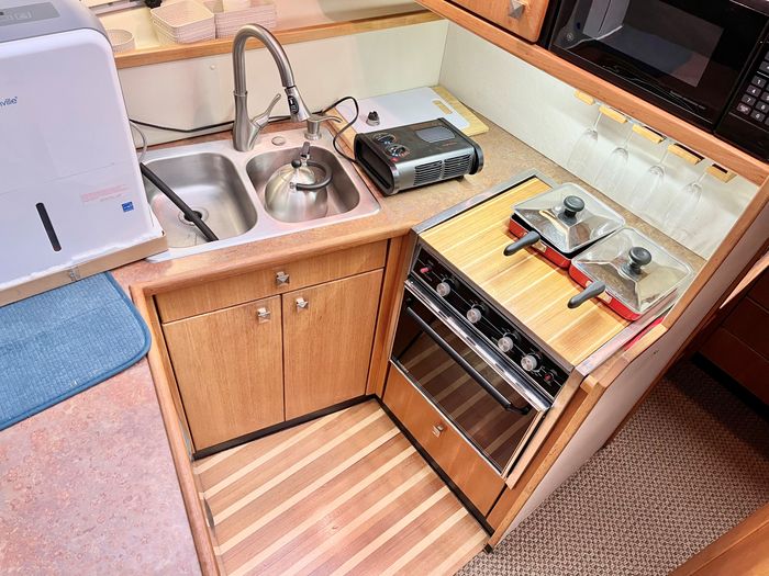 1999 Bayliner 3388 Motor Yacht Photo 22 of 45