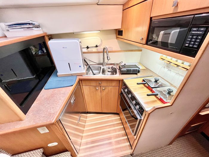 1999 Bayliner 3388 Motor Yacht Photo 23 of 45