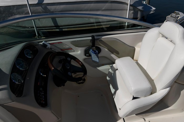 2007 Sea Ray 240 Sundeck Photo 4 sur 12