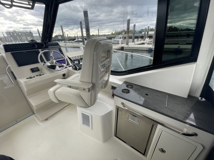 2023 Boston Whaler 325 Conquest Photo 8 sur 17