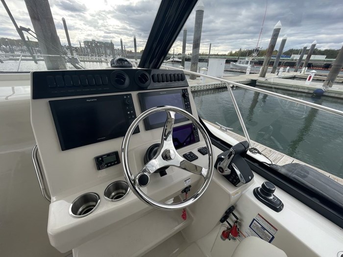 2023 Boston Whaler 325 Conquest Photo 11 sur 17