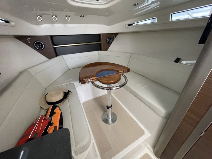 2023 Boston Whaler 325 Conquest Photo 15 sur 17
