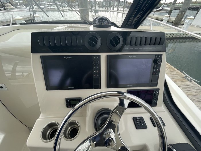 2023 Boston Whaler 325 Conquest Photo 12 sur 17