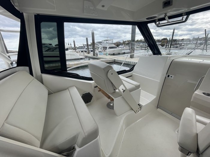 2023 Boston Whaler 325 Conquest Photo 9 sur 17
