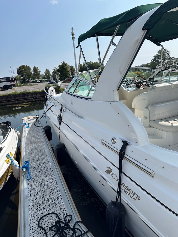 2000 Cruisers Yachts 2870 Photo 7 of 16