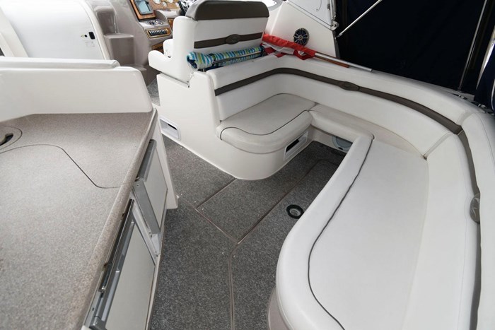 2007 Rinker 350 Express Cruiser Photo 9 sur 23