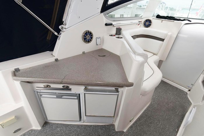 2007 Rinker 350 Express Cruiser Photo 11 sur 23