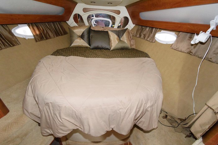 2007 Rinker 350 Express Cruiser Photo 16 sur 23