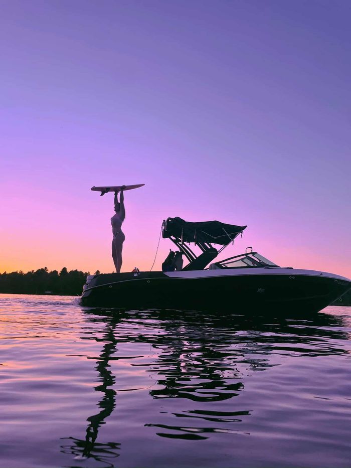 2022 MasterCraft XT23 Photo 1 of 23