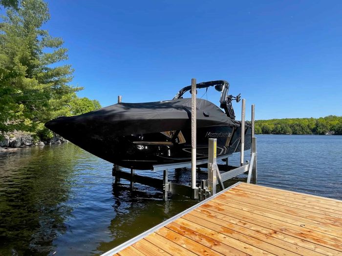 2022 MasterCraft XT23 Photo 9 of 23