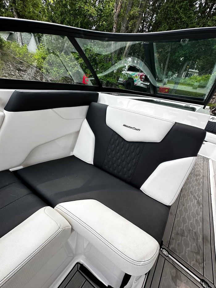 2022 MasterCraft XT23 Photo 6 of 23