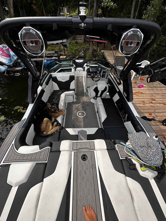 2022 MasterCraft XT23 Photo 14 of 23
