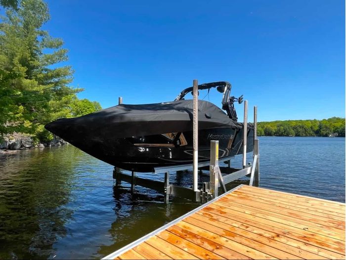 2022 MasterCraft XT23 Photo 2 of 23