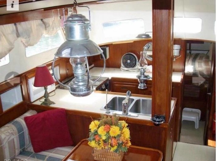 1980 Wellington 44 Cutter Center Cockpit Photo 7 sur 15