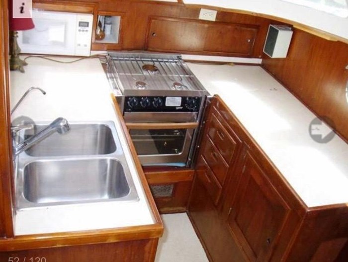 1980 Wellington 44 Cutter Center Cockpit Photo 8 sur 15