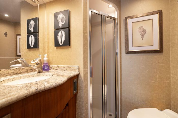 2010 Viking Yachts 60 Enclosed Bridge Photo 16 sur 76
