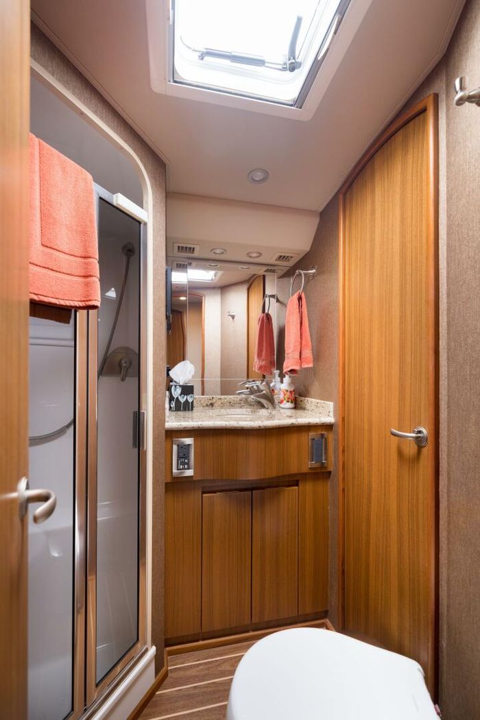 2010 Viking Yachts 60 Enclosed Bridge Photo 17 sur 76