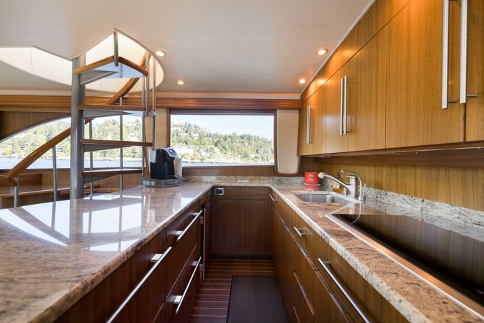 2010 Viking Yachts 60 Enclosed Bridge Photo 18 sur 76