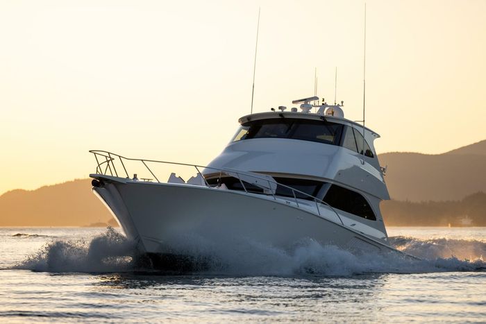 2010 Viking Yachts 60 Enclosed Bridge Photo 63 sur 76
