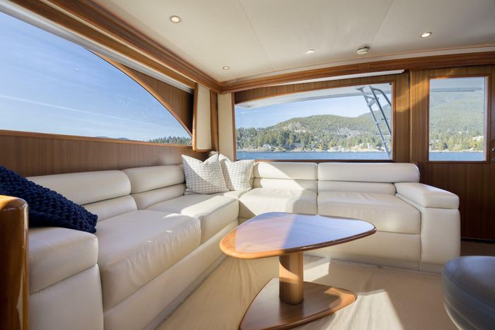 2010 Viking Yachts 60 Enclosed Bridge Photo 19 sur 76