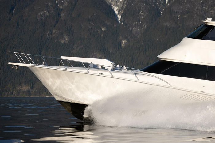 2010 Viking Yachts 60 Enclosed Bridge Photo 49 sur 76