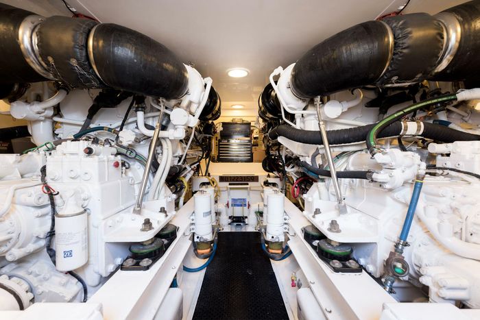 2010 Viking Yachts 60 Enclosed Bridge Photo 5 sur 76
