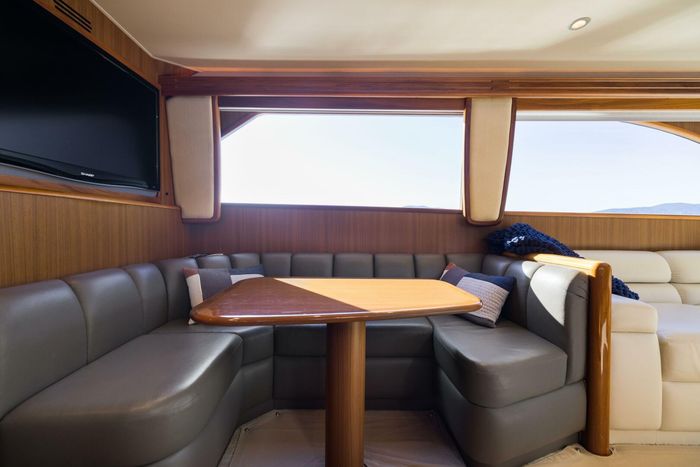 2010 Viking Yachts 60 Enclosed Bridge Photo 20 sur 76
