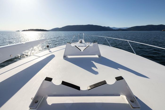 2010 Viking Yachts 60 Enclosed Bridge Photo 36 sur 76