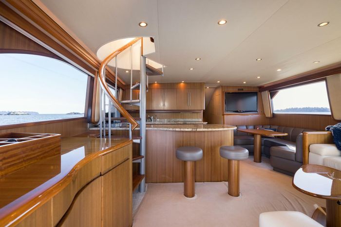 2010 Viking Yachts 60 Enclosed Bridge Photo 21 sur 76