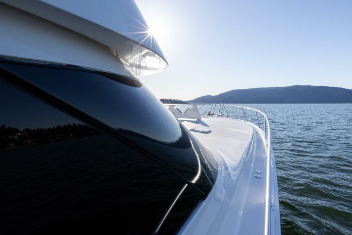 2010 Viking Yachts 60 Enclosed Bridge Photo 37 sur 76