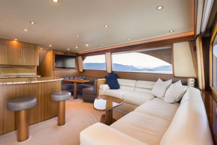 2010 Viking Yachts 60 Enclosed Bridge Photo 22 sur 76
