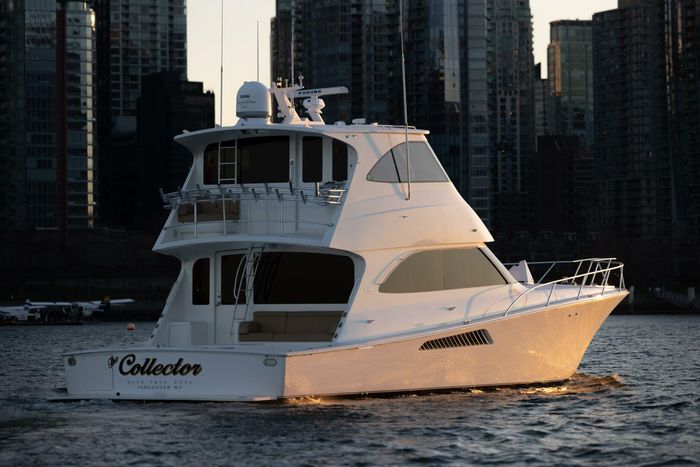 2010 Viking Yachts 60 Enclosed Bridge Photo 67 sur 76