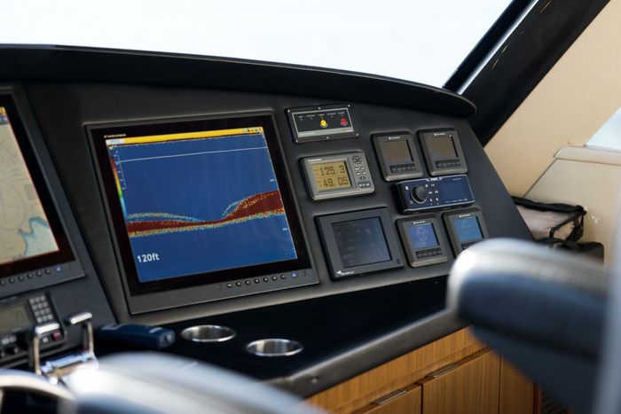 2010 Viking Yachts 60 Enclosed Bridge Photo 23 sur 76