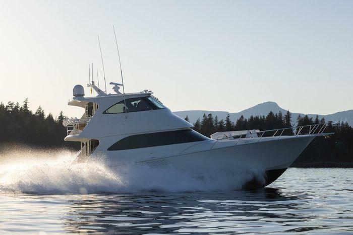 2010 Viking Yachts 60 Enclosed Bridge Photo 53 sur 76