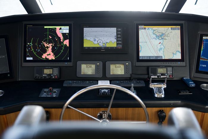 2010 Viking Yachts 60 Enclosed Bridge Photo 24 sur 76