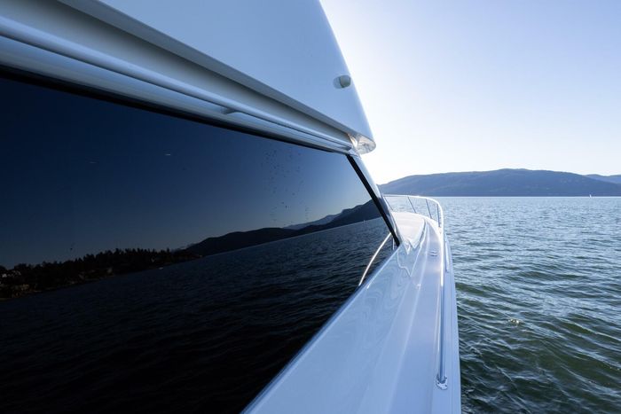 2010 Viking Yachts 60 Enclosed Bridge Photo 38 sur 76