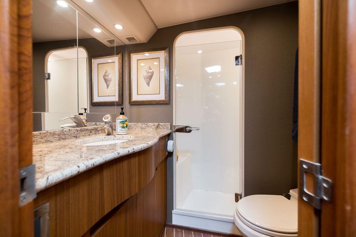 2010 Viking Yachts 60 Enclosed Bridge Photo 69 sur 76