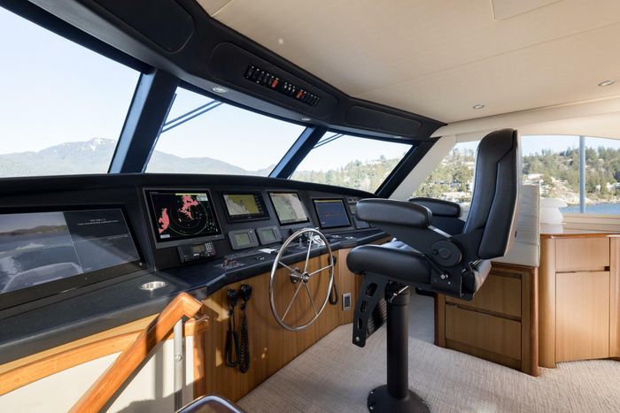 2010 Viking Yachts 60 Enclosed Bridge Photo 25 sur 76