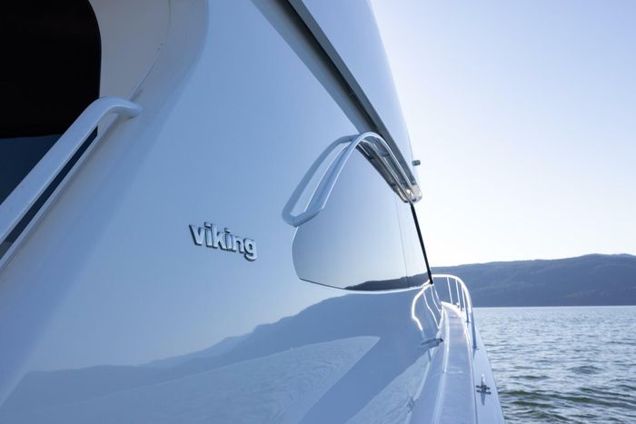 2010 Viking Yachts 60 Enclosed Bridge Photo 39 sur 76