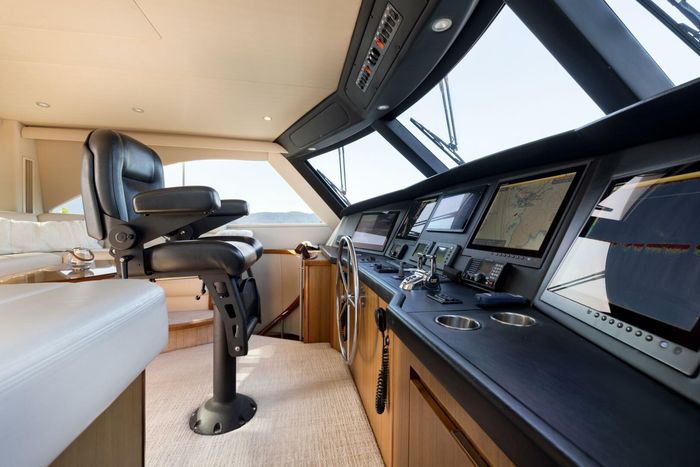 2010 Viking Yachts 60 Enclosed Bridge Photo 27 sur 76