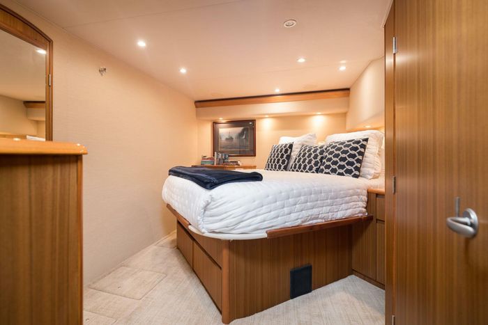 2010 Viking Yachts 60 Enclosed Bridge Photo 11 sur 76