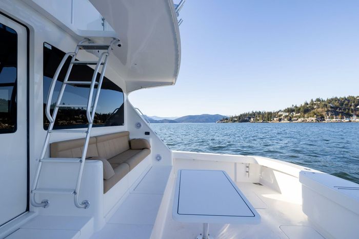 2010 Viking Yachts 60 Enclosed Bridge Photo 28 sur 76