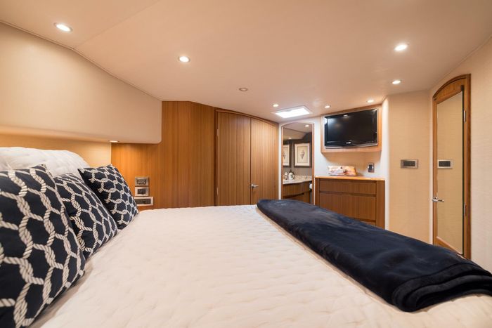 2010 Viking Yachts 60 Enclosed Bridge Photo 12 sur 76