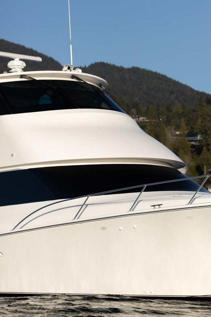 2010 Viking Yachts 60 Enclosed Bridge Photo 43 sur 76