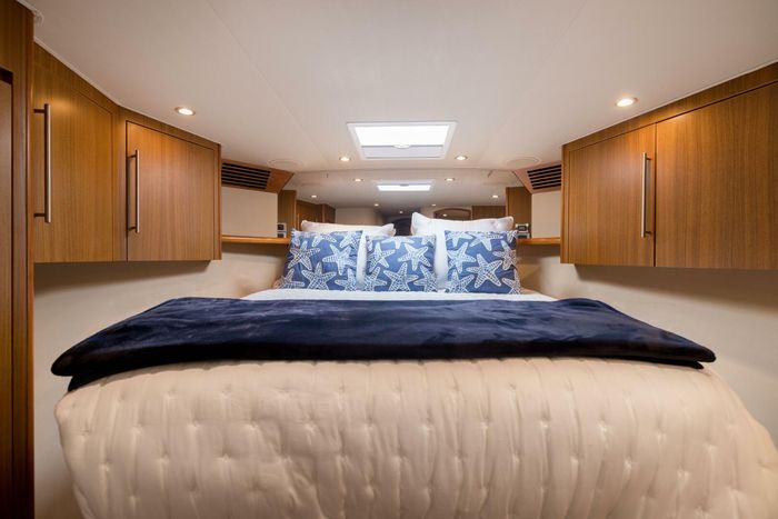 2010 Viking Yachts 60 Enclosed Bridge Photo 13 sur 76