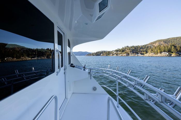 2010 Viking Yachts 60 Enclosed Bridge Photo 30 sur 76