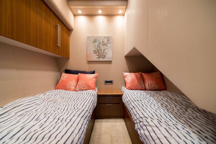 2010 Viking Yachts 60 Enclosed Bridge Photo 14 sur 76